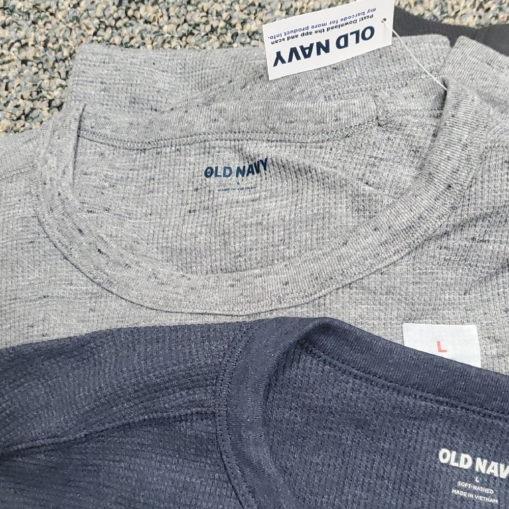 Old Navy Men's Navy and Gray Long Sleeve Tees - Picture 3 of 5